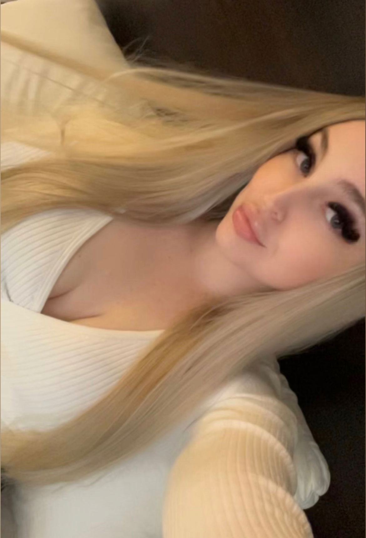 Bella  👅 creator profile