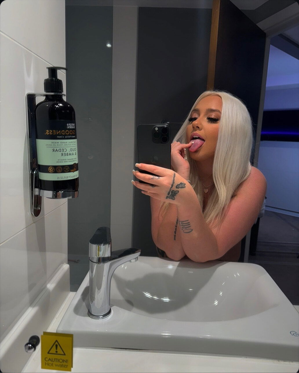 Blonde Barbie 👩🏼