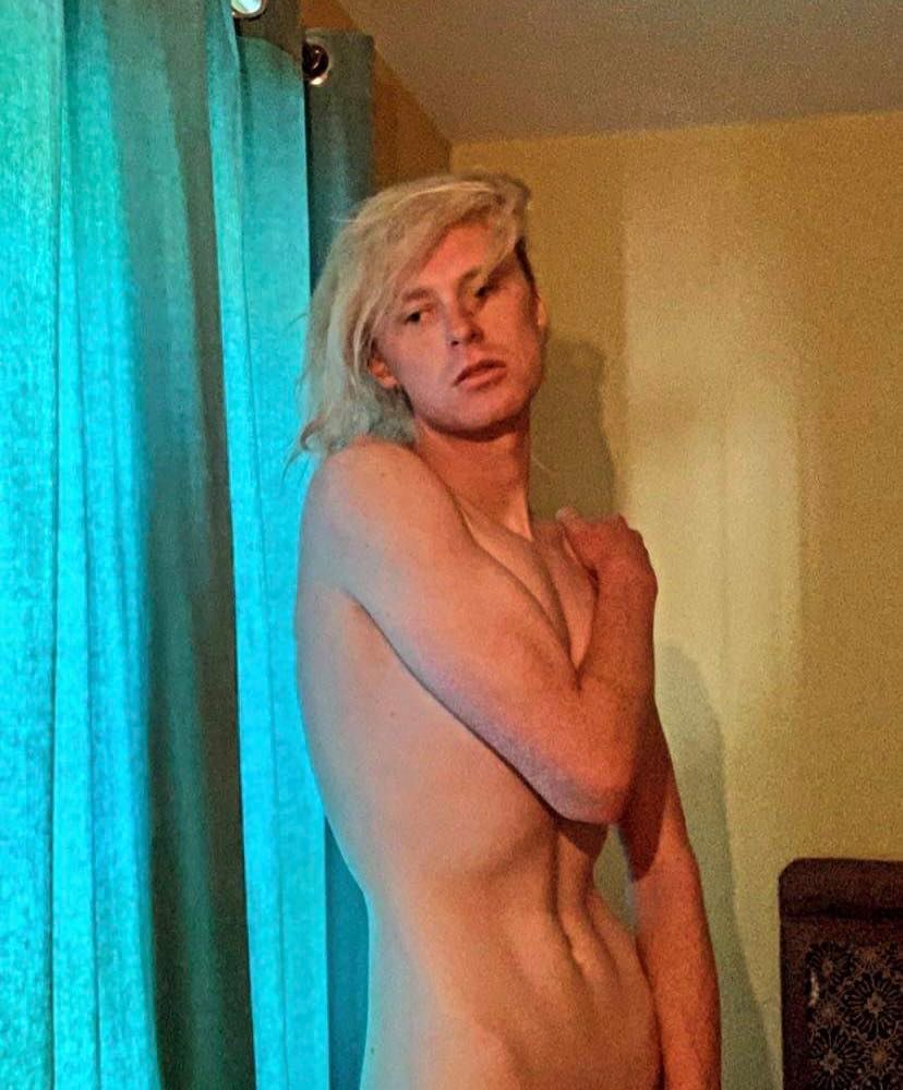 BLONDE CON
