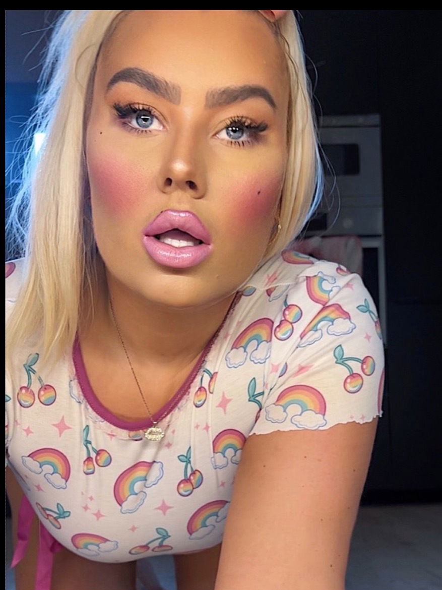 Blondiemakeupdoll's avatar