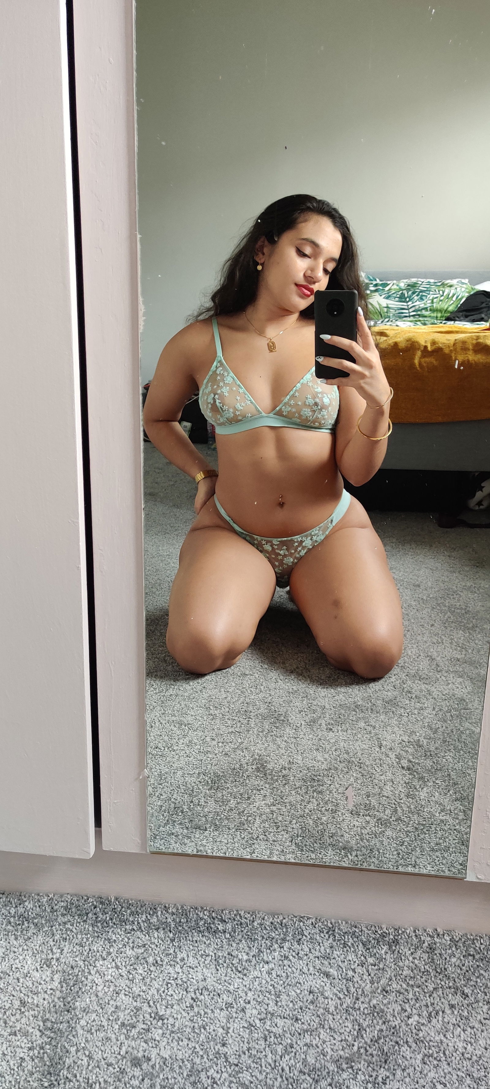 Bobbi No Pants creator profile