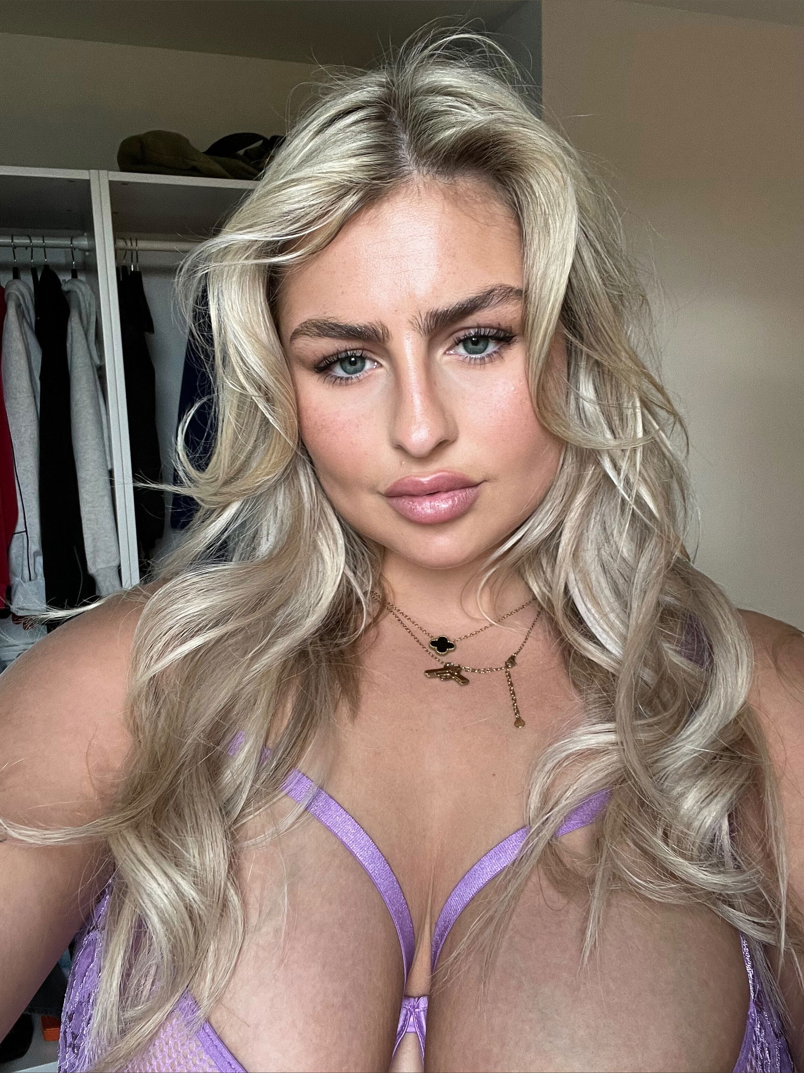 Curvy chubby girl's avatar