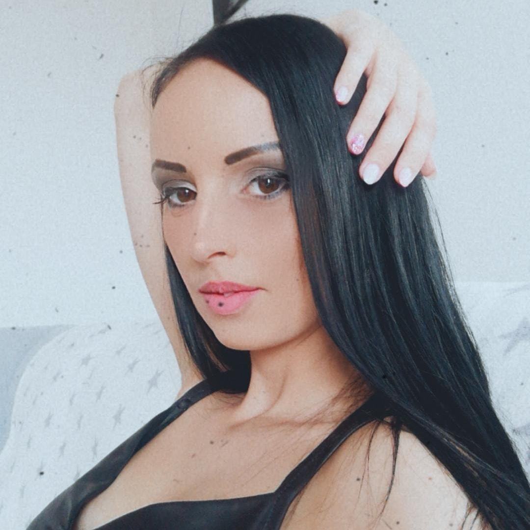 Ella Rose's avatar