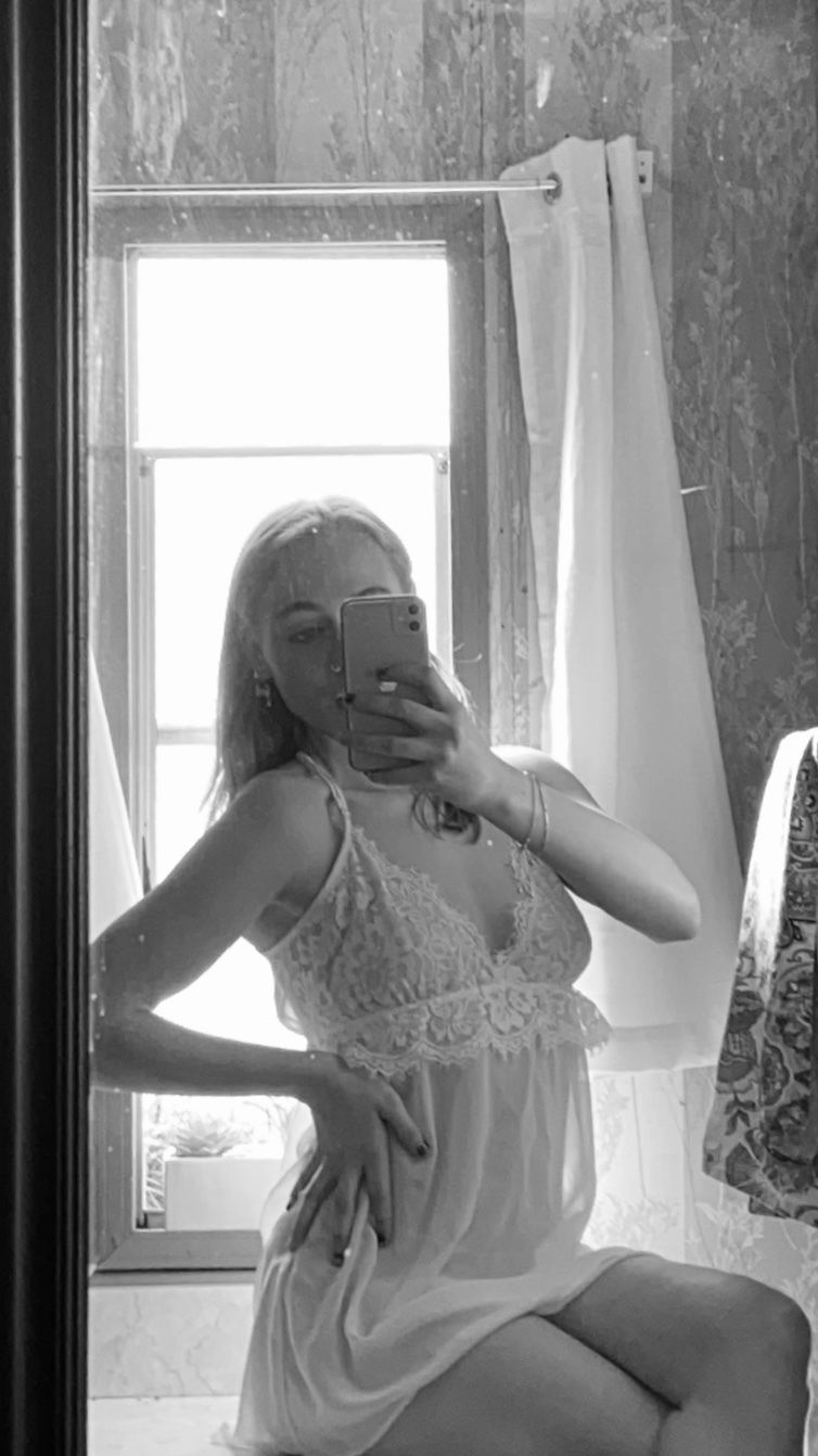 Ella Moon's avatar