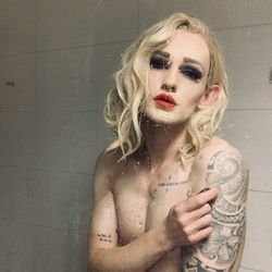 Gloria Hole's avatar