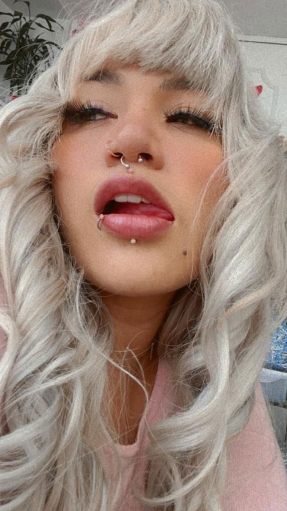 Violet Charlotte's avatar