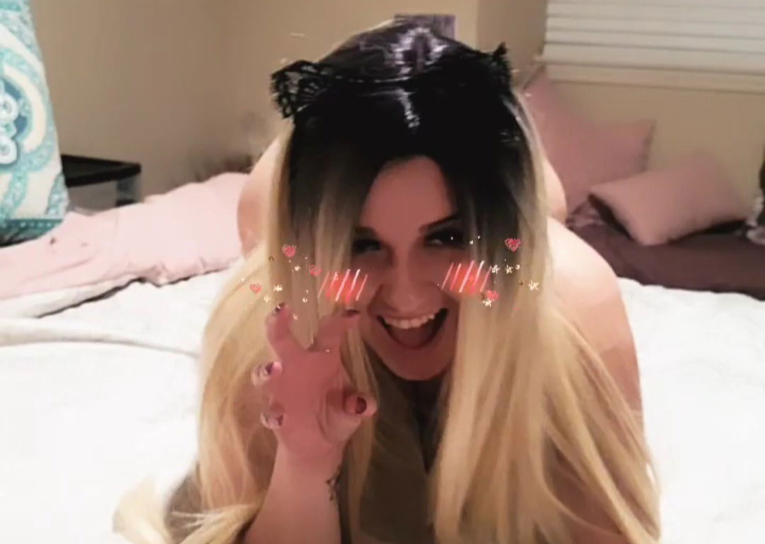 🎀😻  𝒦𝒾𝓉𝓉𝓎 𝒞𝒽𝒶𝓂𝓅𝒶𝑔𝓃𝑒  🥂🎀's avatar
