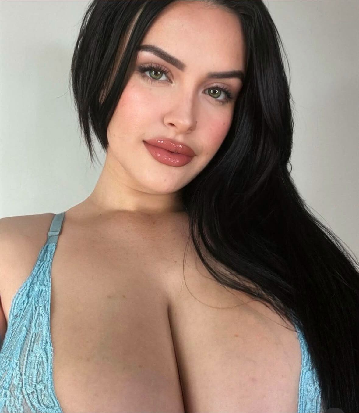 your British nympho girlfriend 🖤