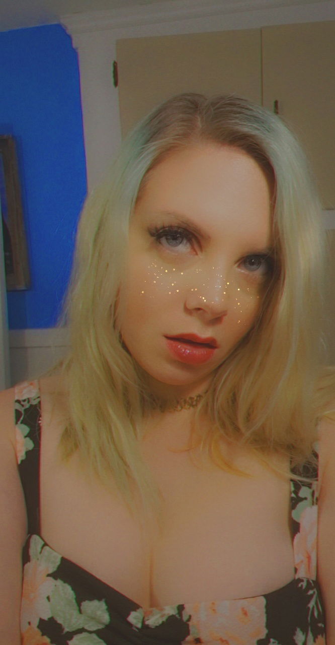 Lizzie Storm's avatar
