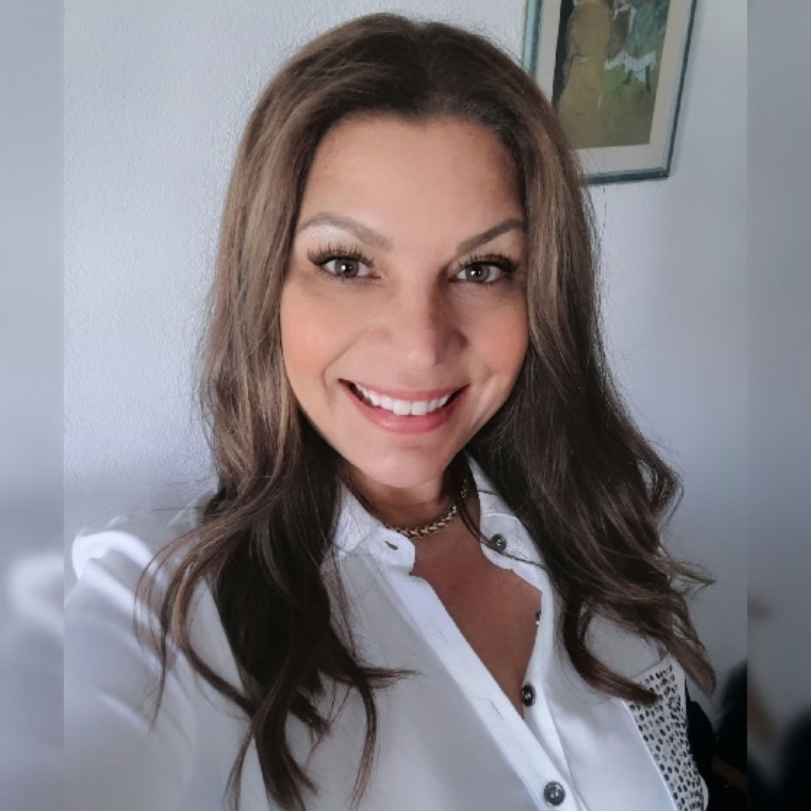 Lucy Alves's avatar