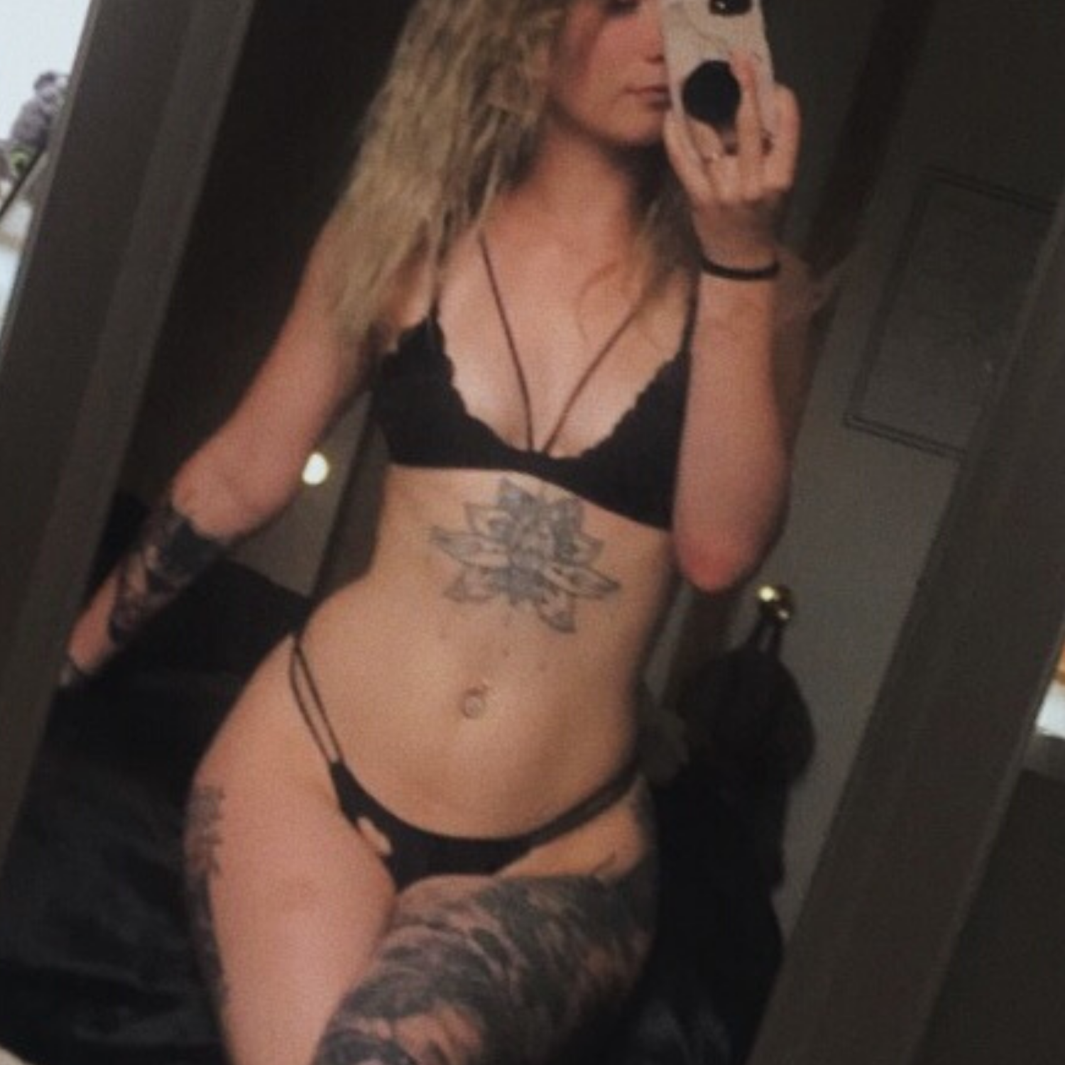 ✨🖤🌸 Elysiums Princess 🌸🖤✨'s avatar