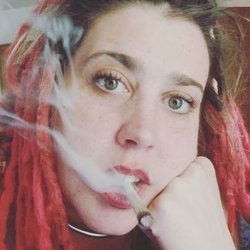 Voluptuous Smoking Nerd-Girl's avatar