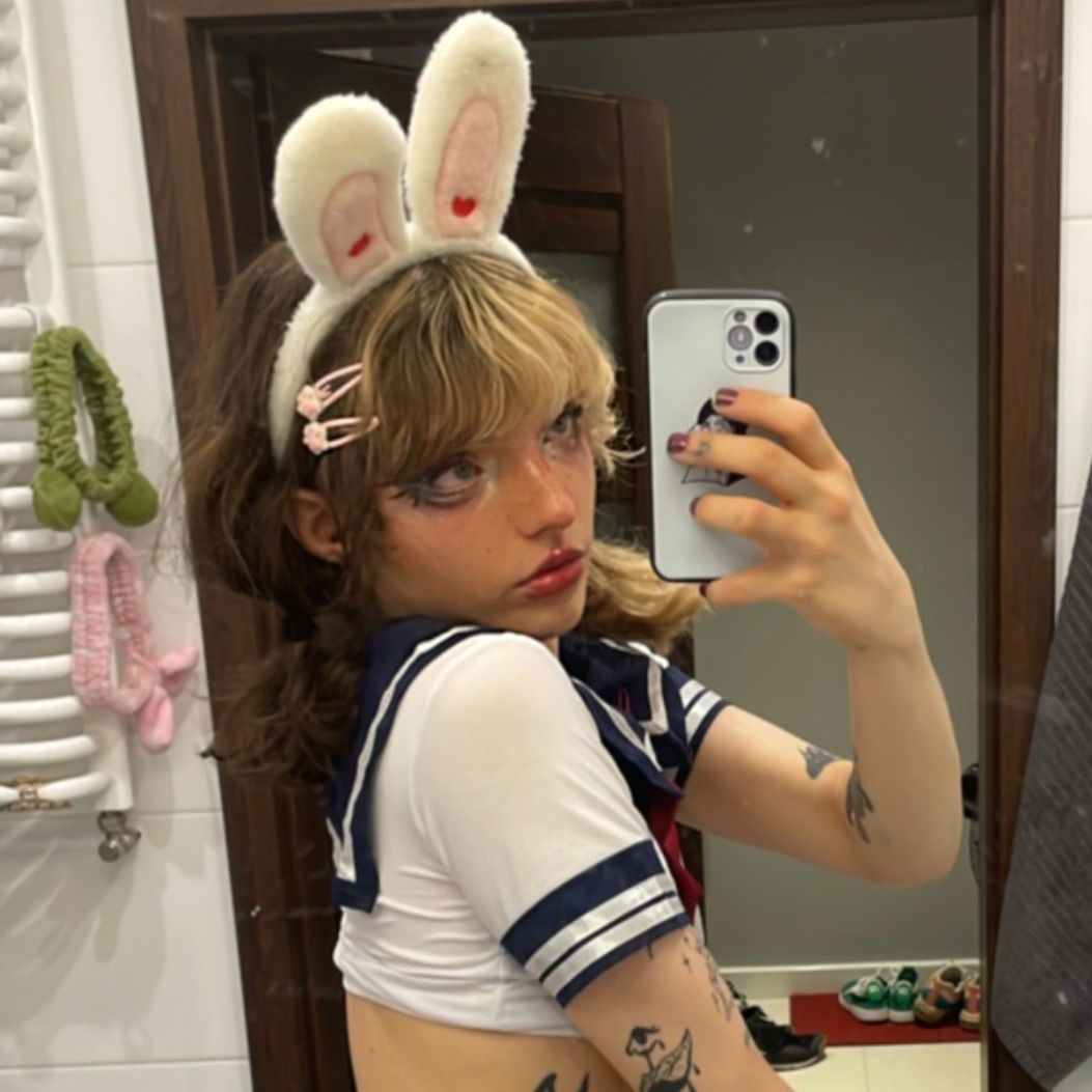 miss laura ☆*:.｡(*´꒳`*)｡.:*☆