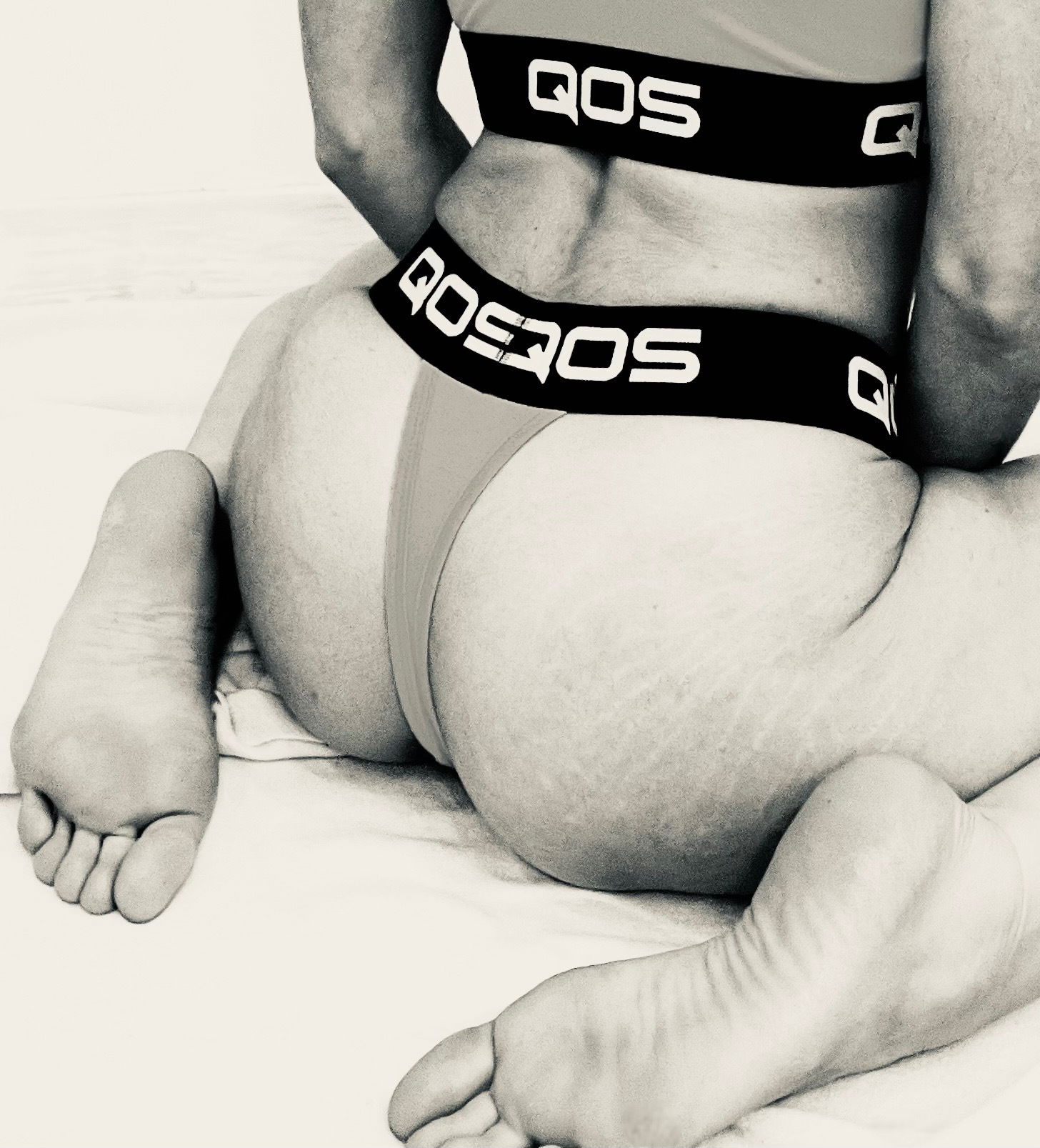 Tiny hotwife