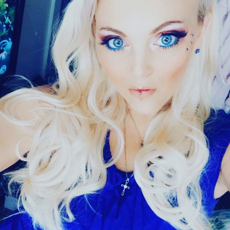 BlondeBarbieBabe's avatar