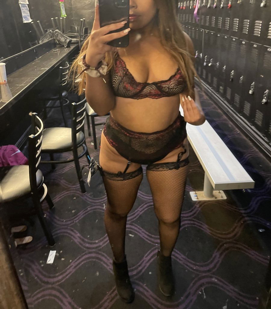 Miss V 🖤's avatar