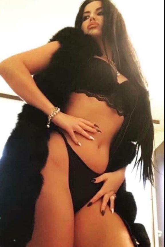 Andreea Deea profile banner