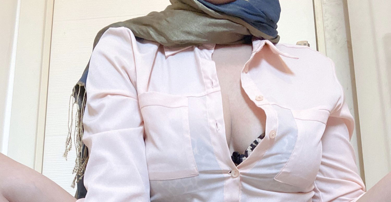Hijabi Arab girl π§π» profile banner
