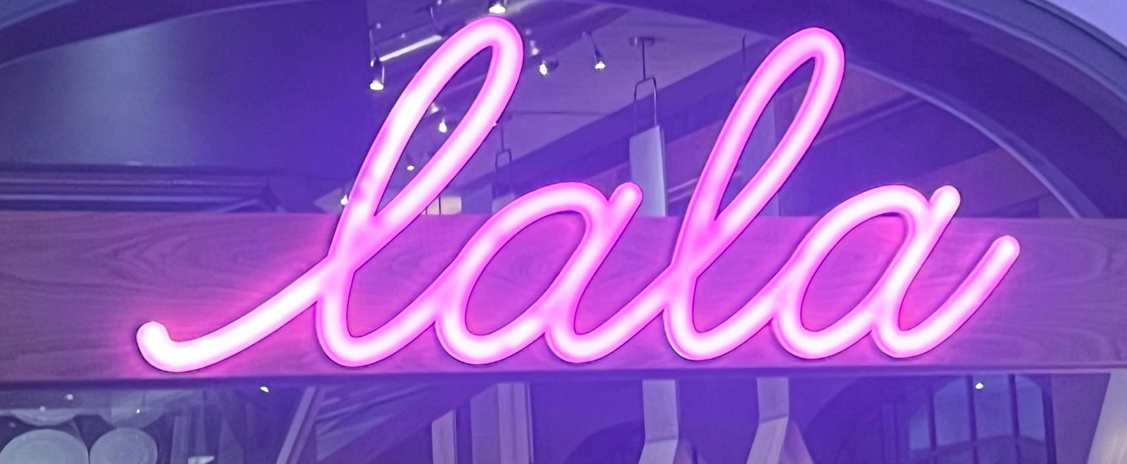 Lala🖤 profile banner