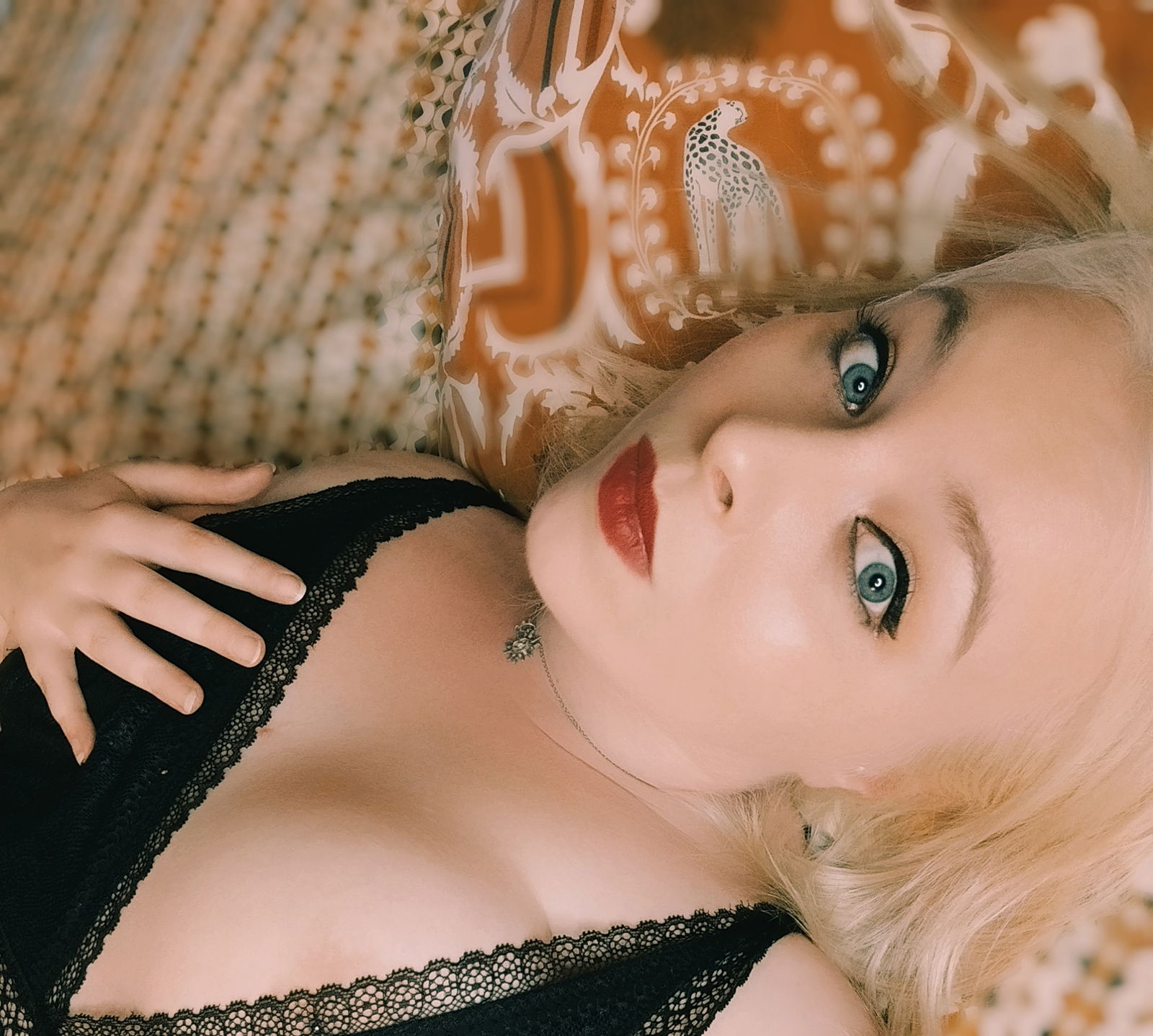Blondiie profile banner