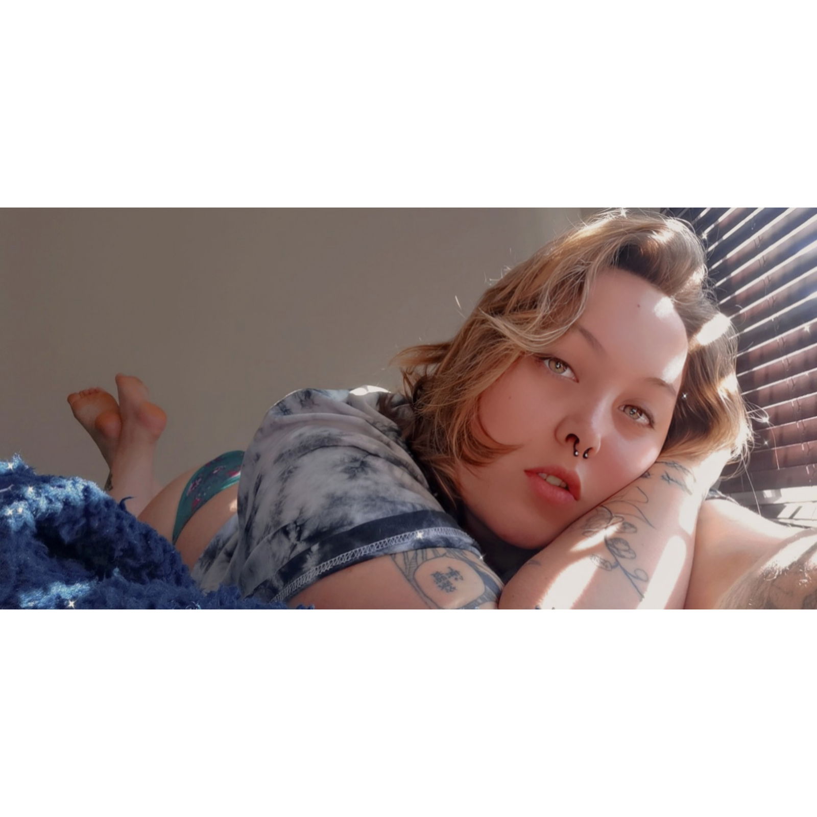 DeeFlower profile banner