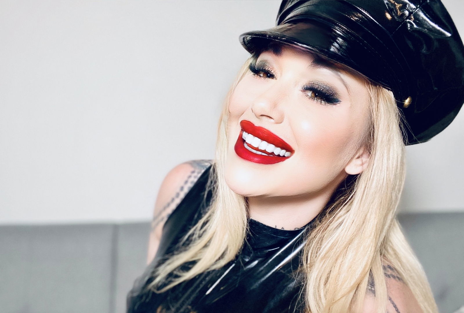 TIFFANY DELUX profile banner
