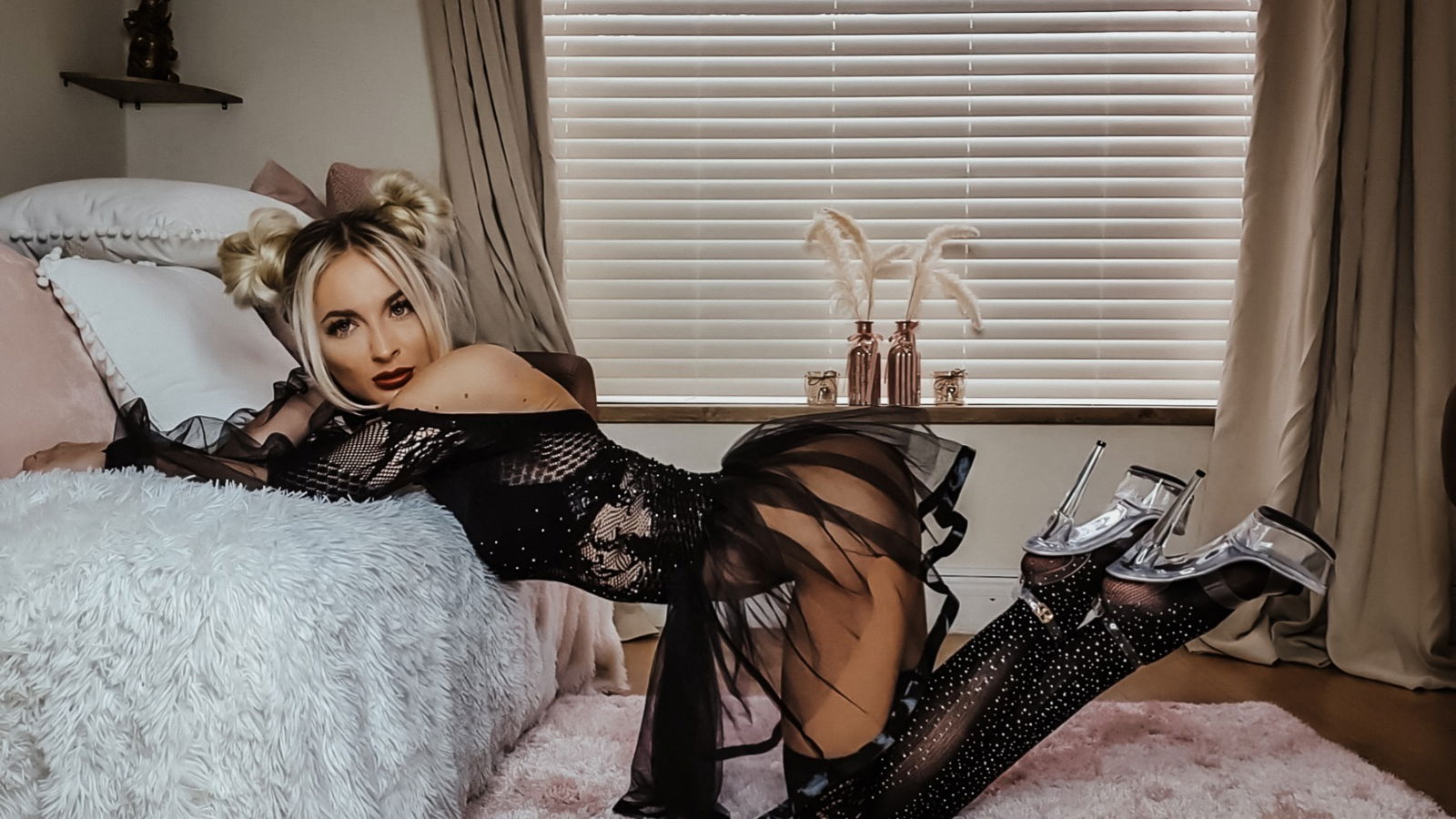 Holly May π£ profile banner