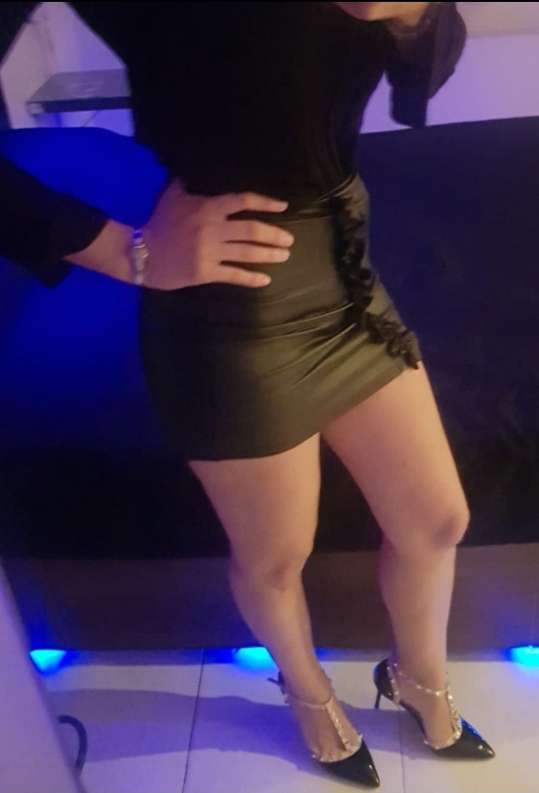 Bonita y sensual femme fatale profile banner