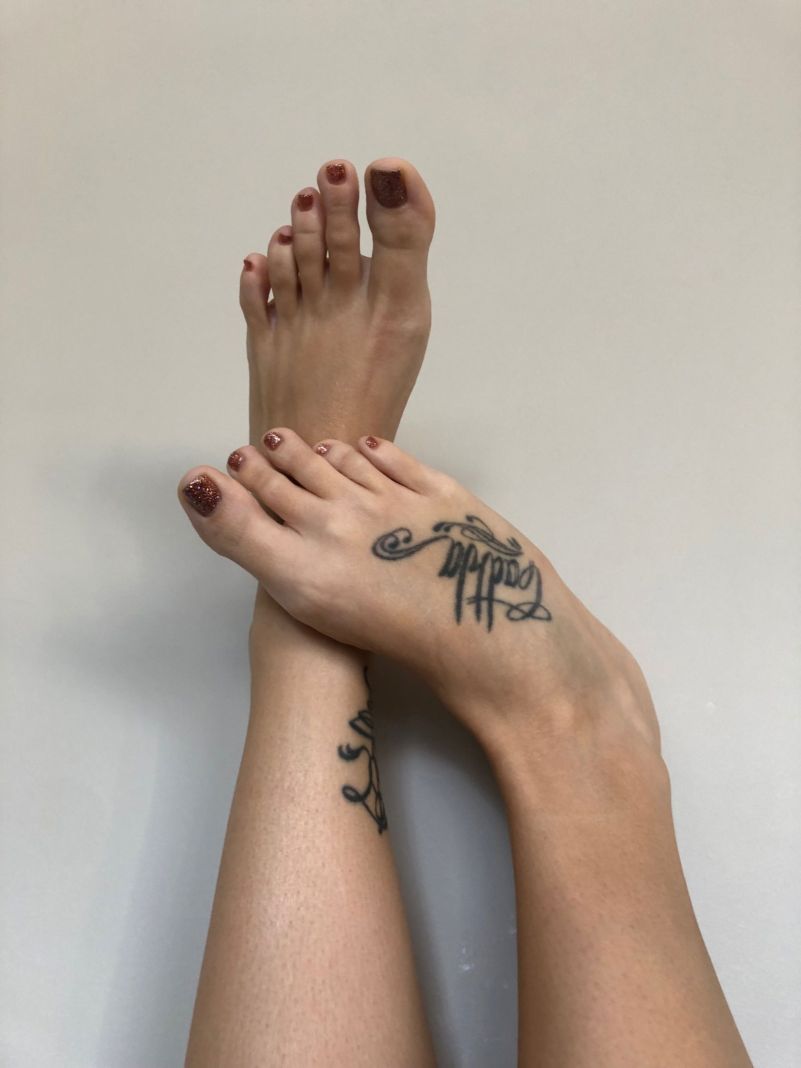 Lola Toes profile banner