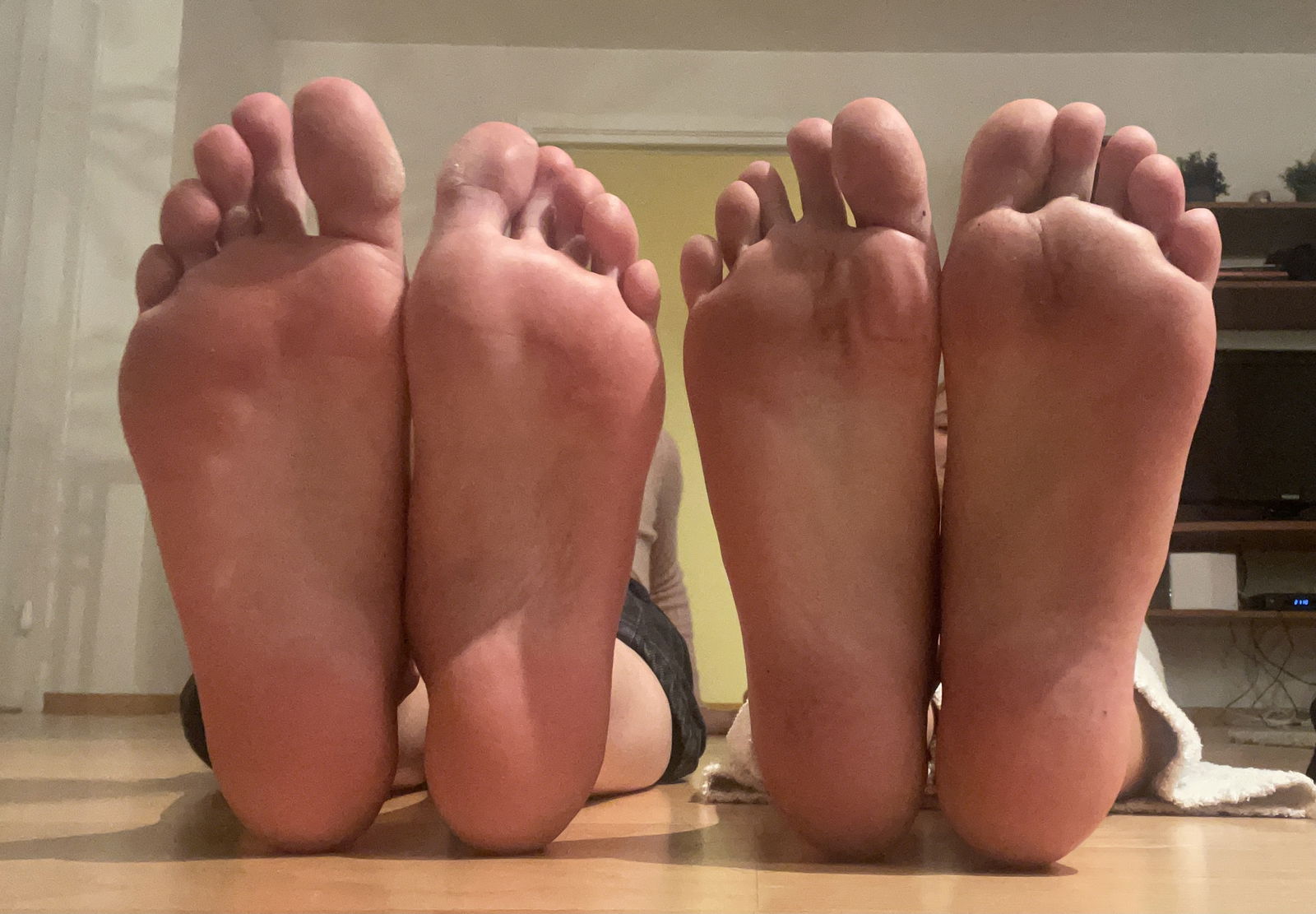 2 girls, 4 feets profile banner