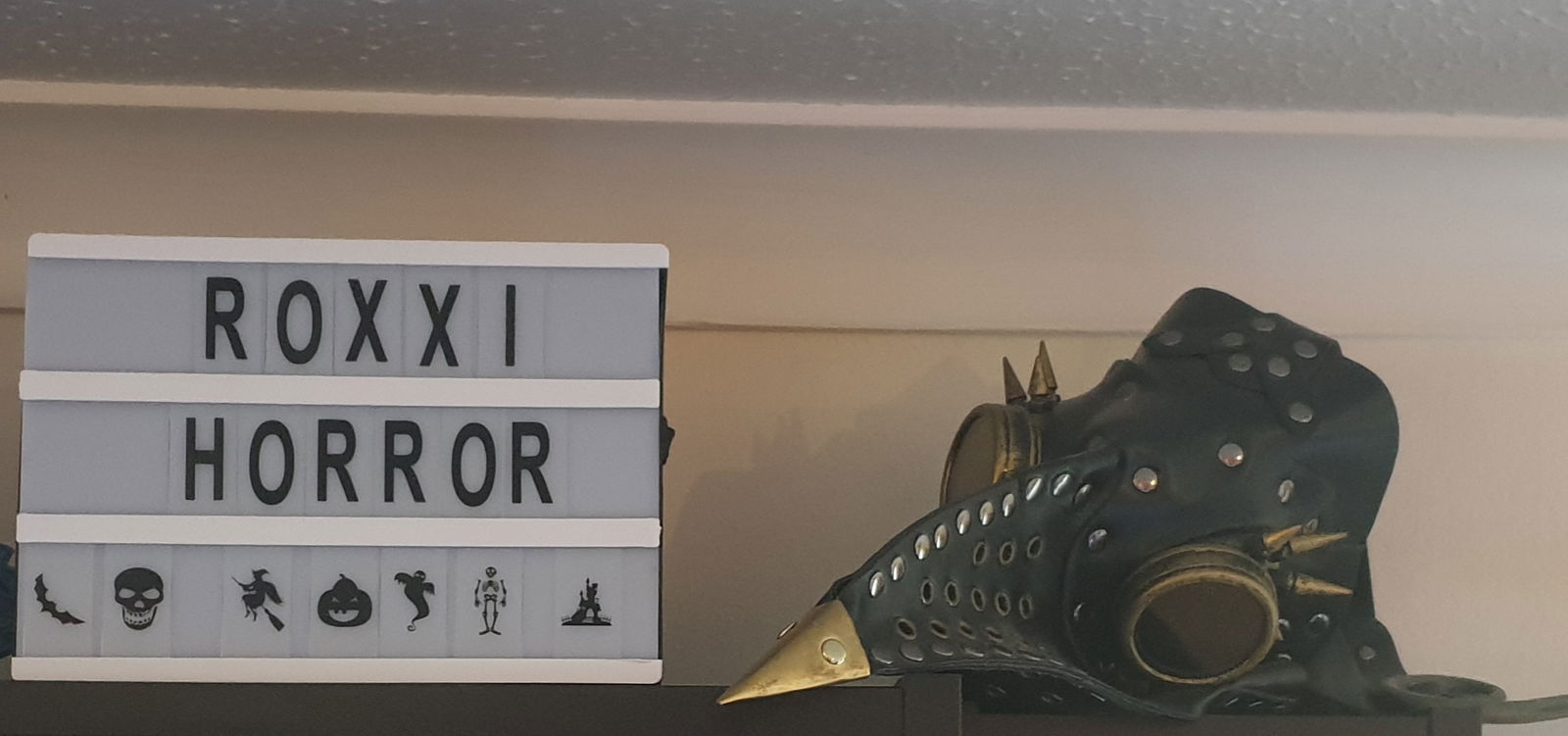 Roxxi Horror profile banner
