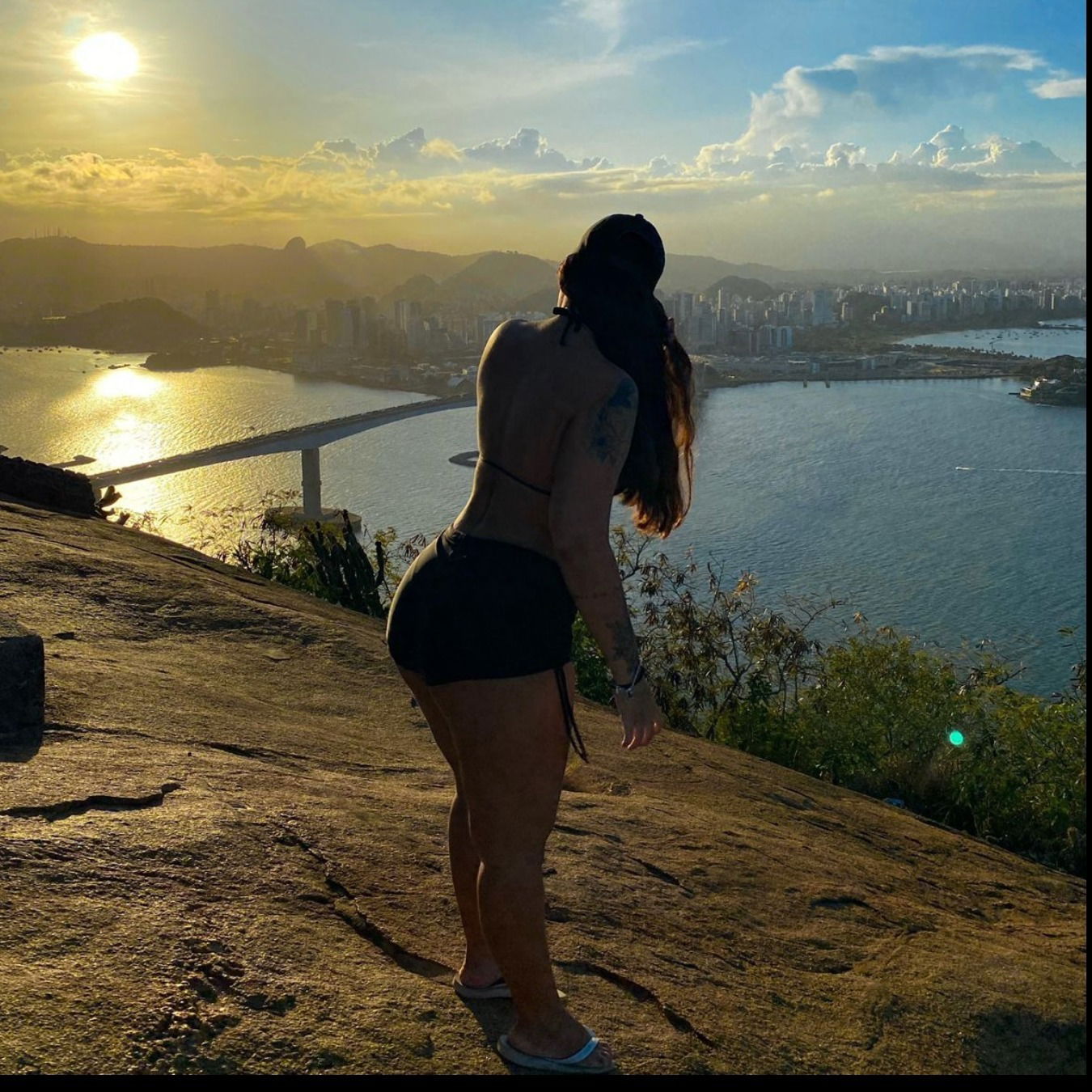 Thais profile banner