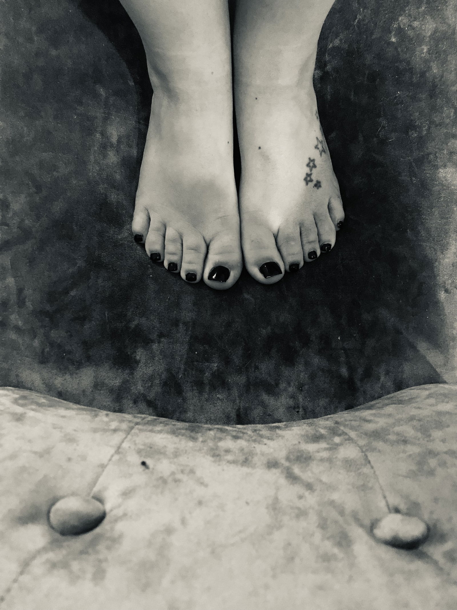 Toes “n” pose profile banner