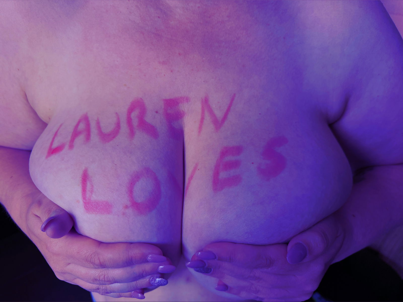 Lauren Loves profile banner