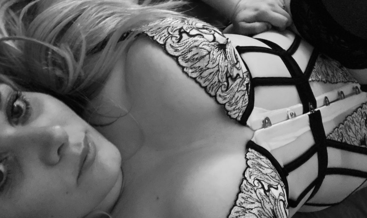 Zoe Louise profile banner