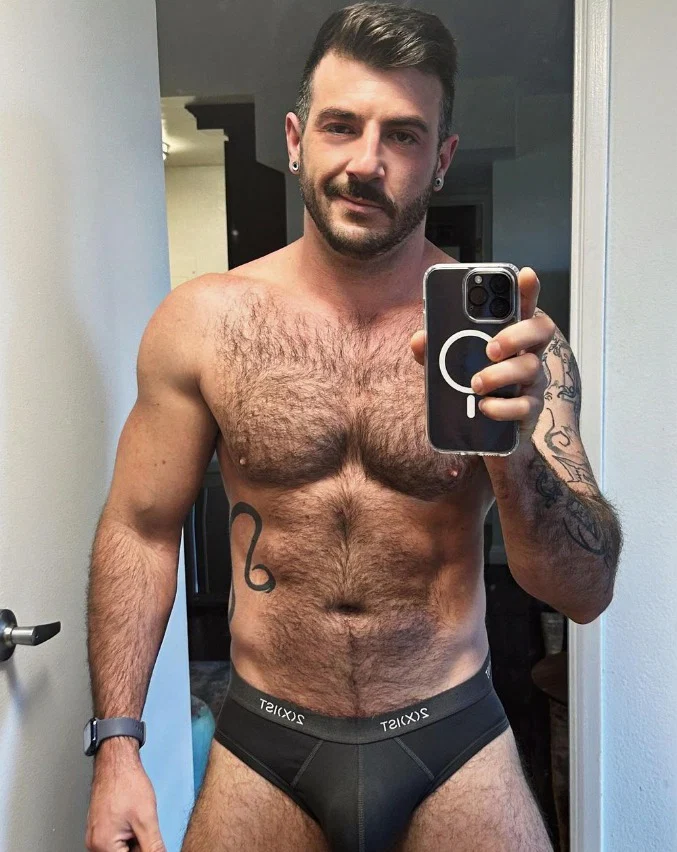 Ian Holms 🧺