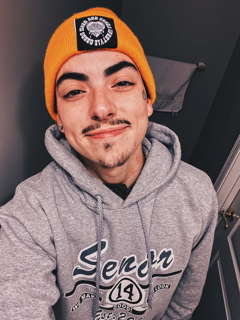 Liam Ezra's avatar