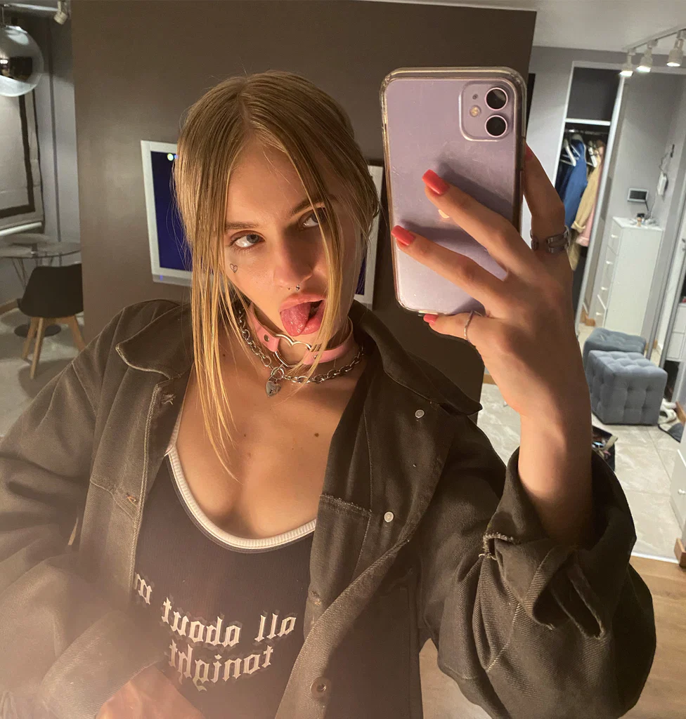 Smoking Sofi