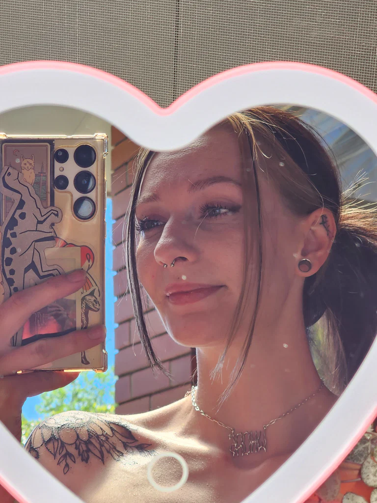 C 🖤's avatar