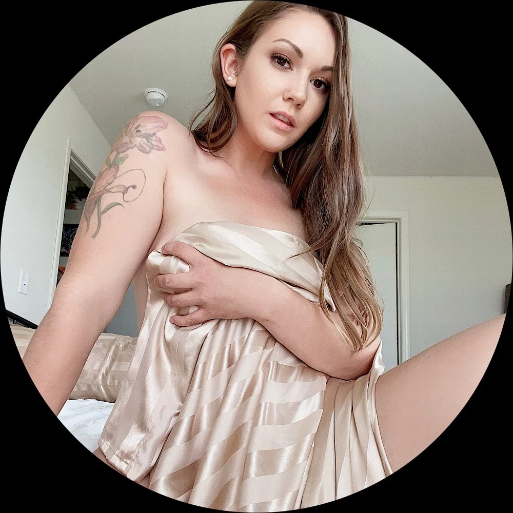 🟡JULIE JUICE MOM NEXT DOOR🟡's avatar