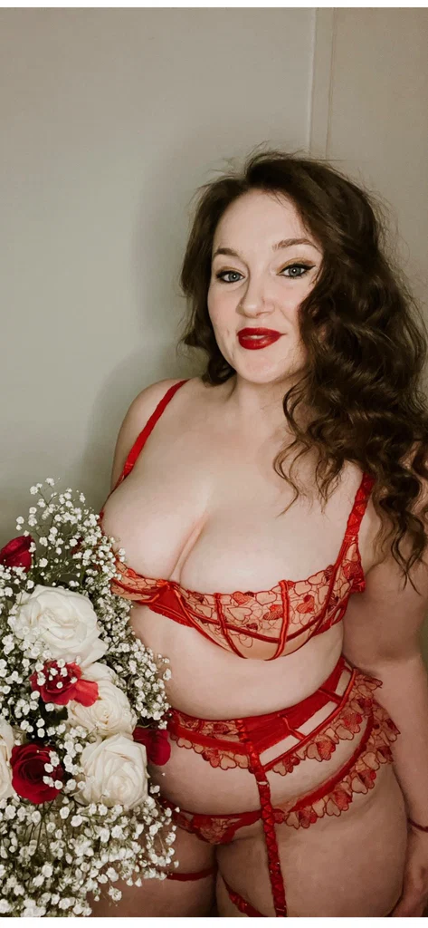 Pale skin - Red lips - FREE
