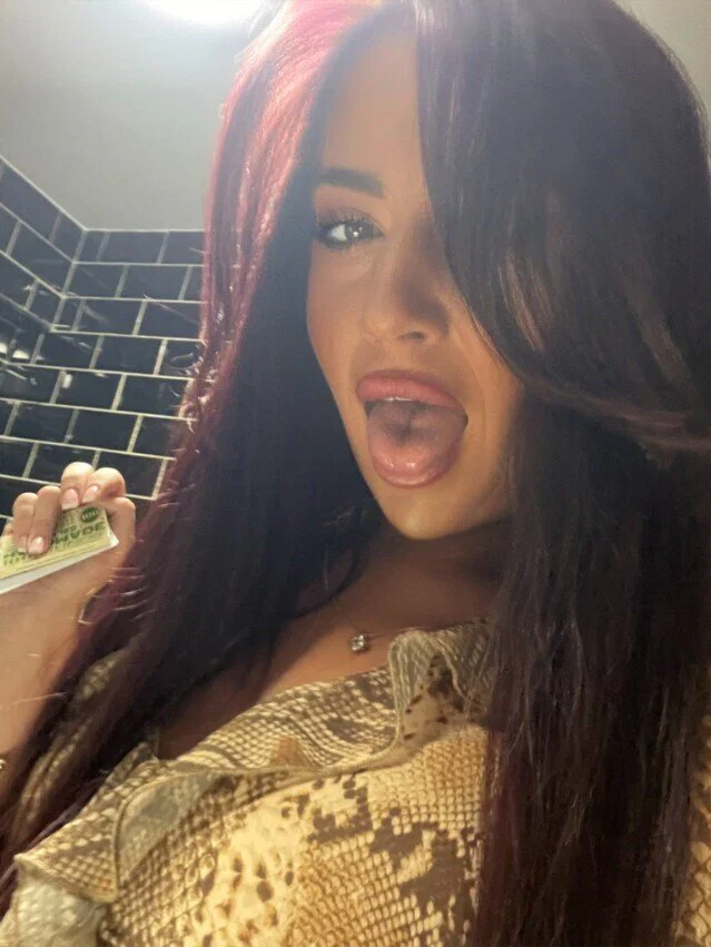 Lara Lee's avatar