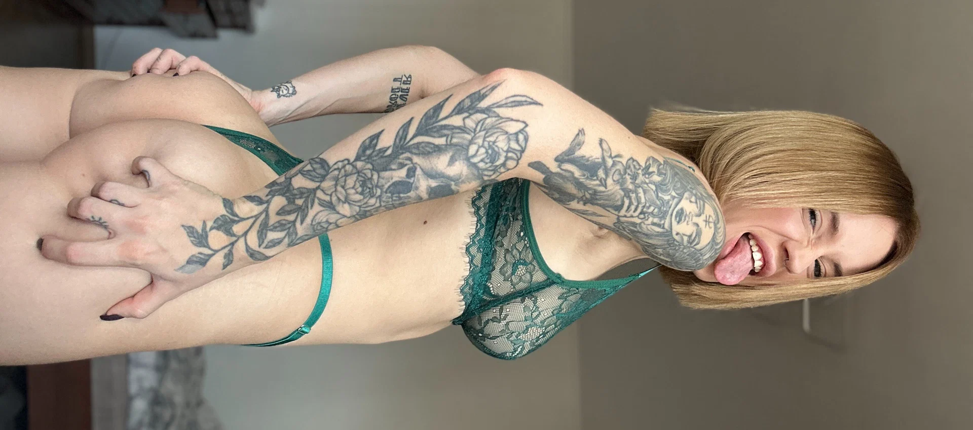 Alice🖤 profile banner