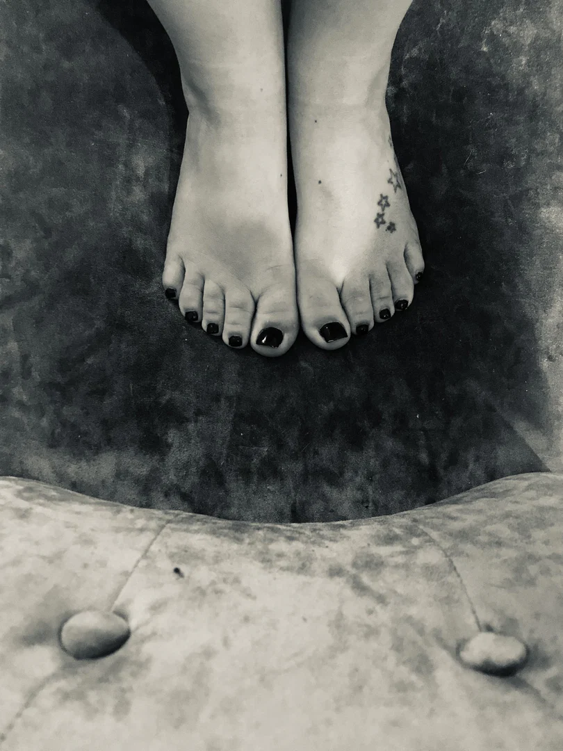 Toes “n” pose profile banner
