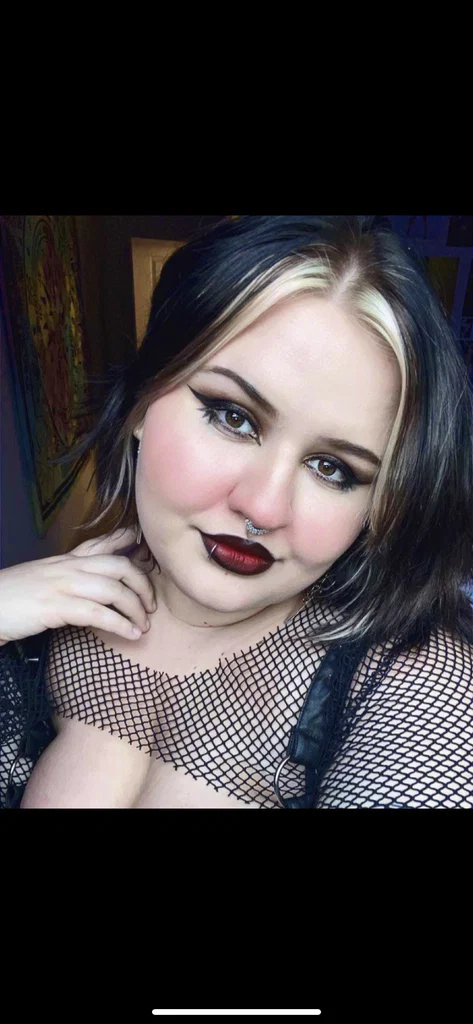 big titty goth gf 🥰🖤's avatar