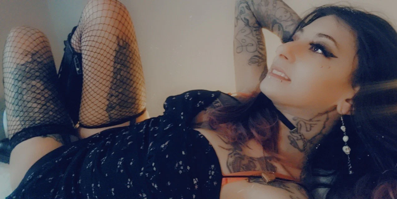 Suzzie que profile banner
