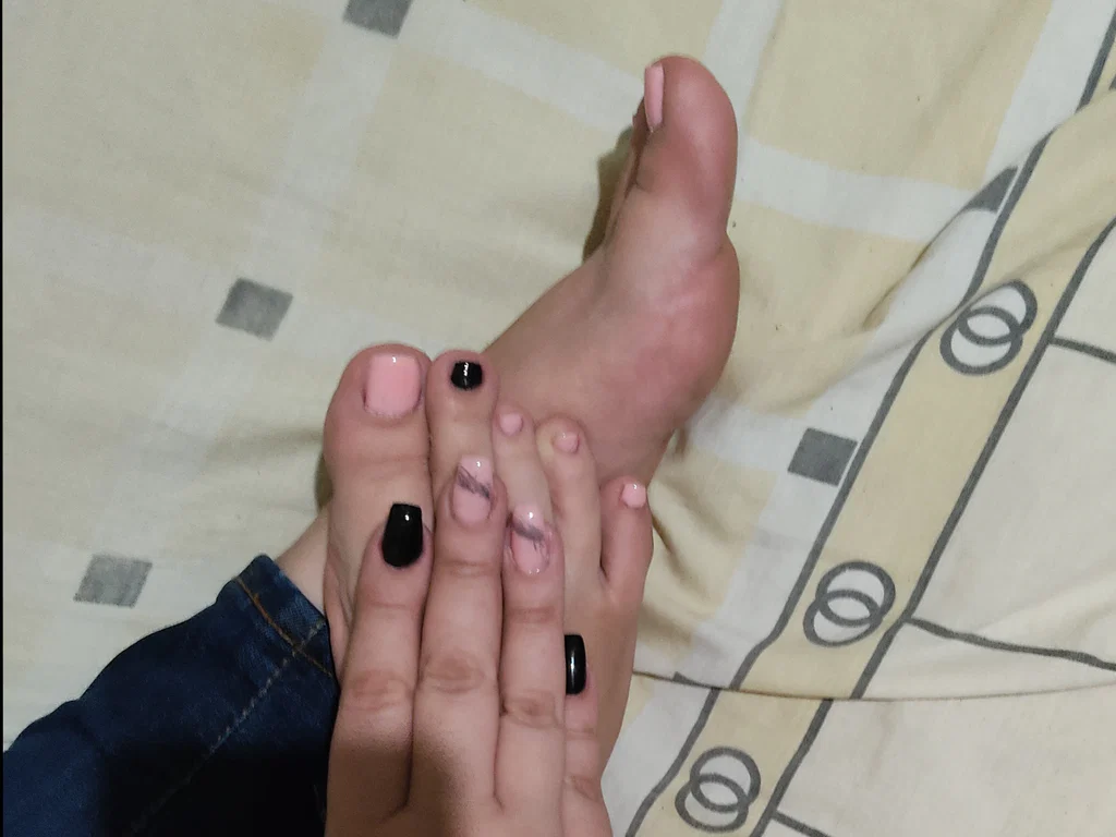 the feet of the chubby 👣🍒's avatar