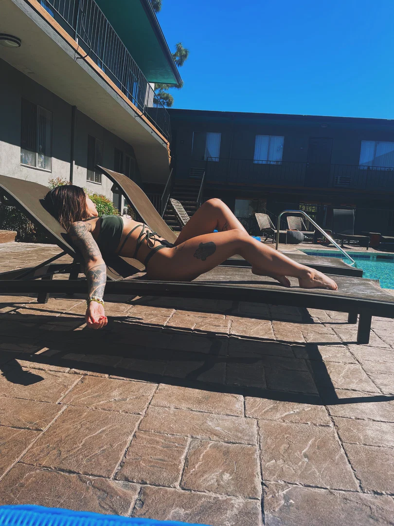 Nina Rayy profile banner