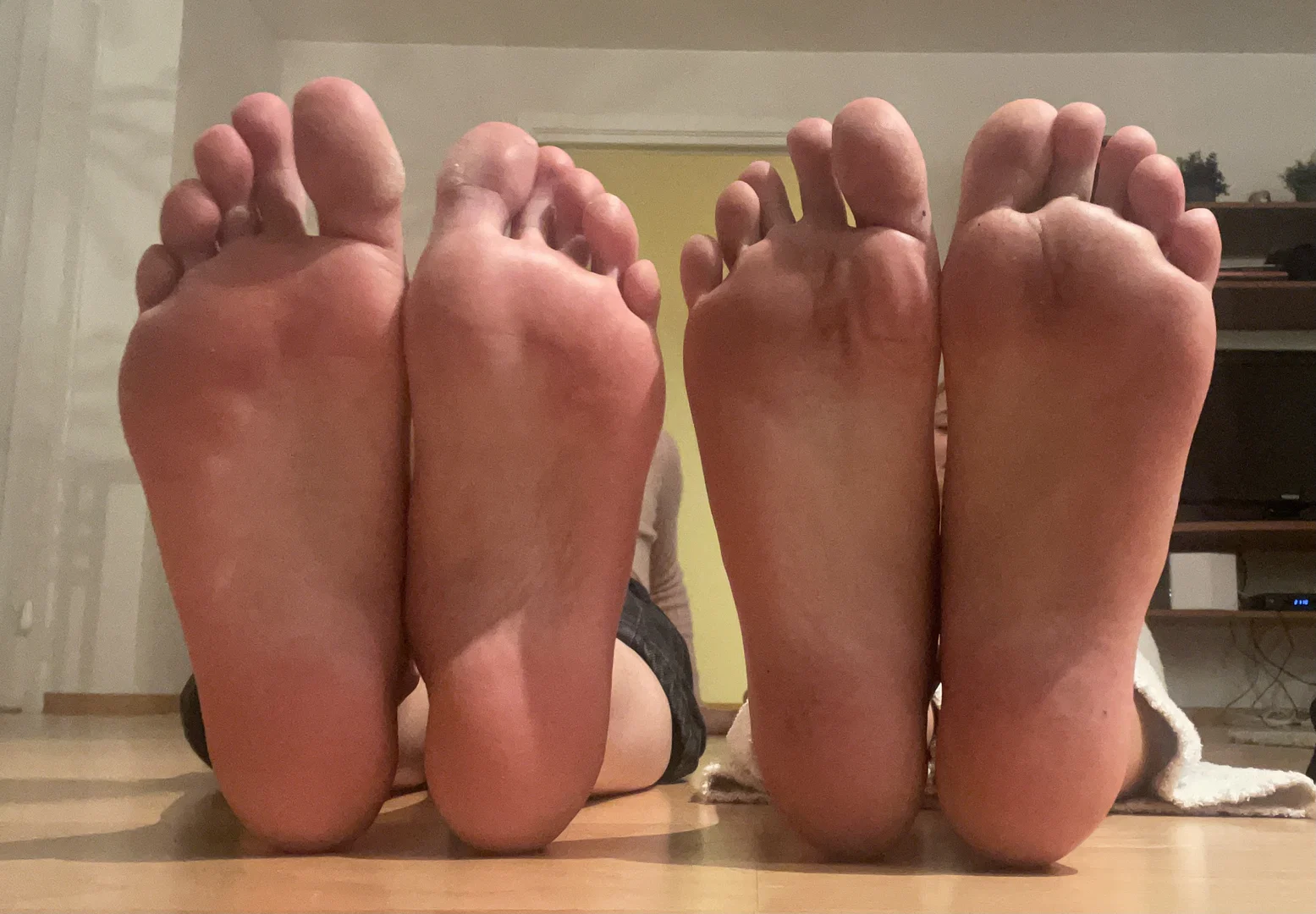 2 girls, 4 feets profile banner