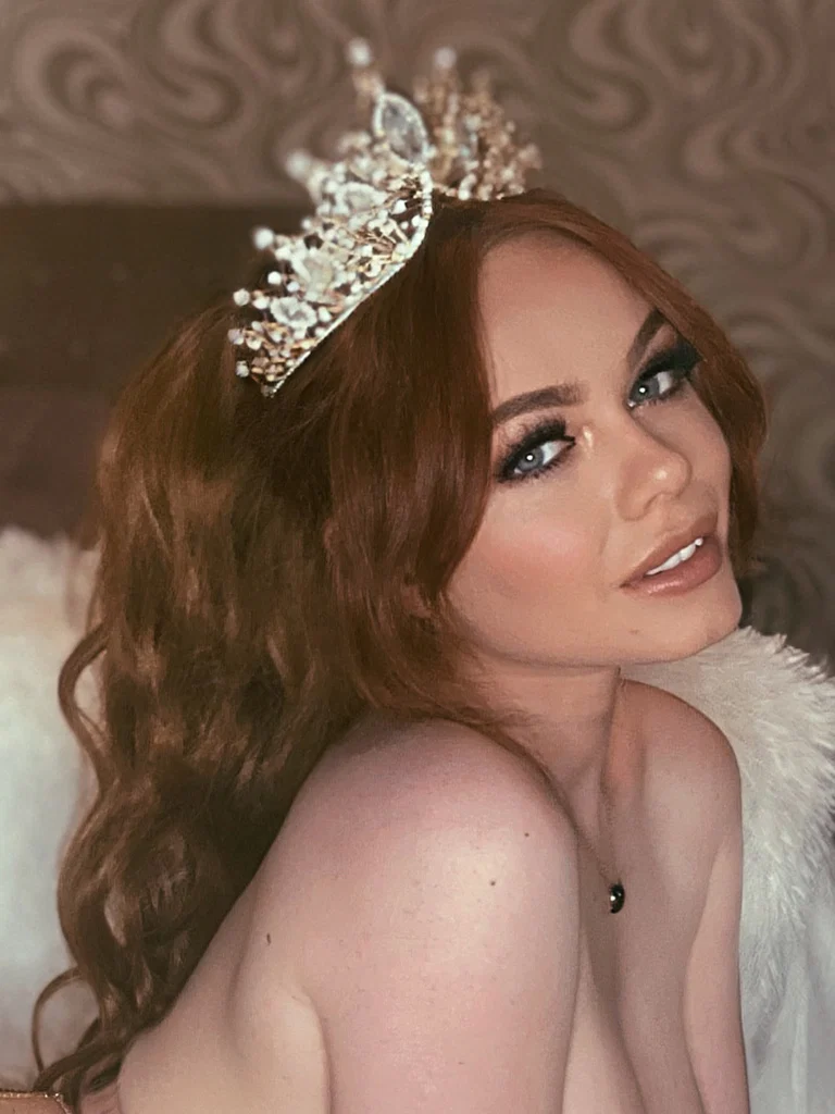 Ella Hughes's avatar